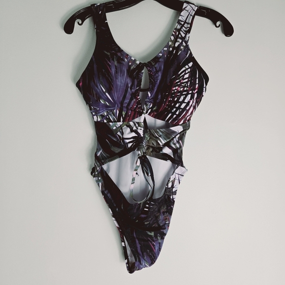 Sovoyontee Sexy One Piece Cheeky Adjustable Crisscross String Swimsuit Palm Leaf - Picture 3 of 7